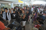 Пассажиры в ожидании рейсов в международном аэропорту Нгурах-Рай на индонезийском курортном острове Бали