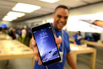 Сотрудник Apple Store демонстрирует новый iPhone