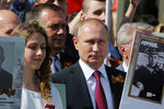 Владимир Путин (в центре) с портретом своего отца-фронтовика В.С. Путина во время акции памяти «Бессмертный полк» на Красной площади 