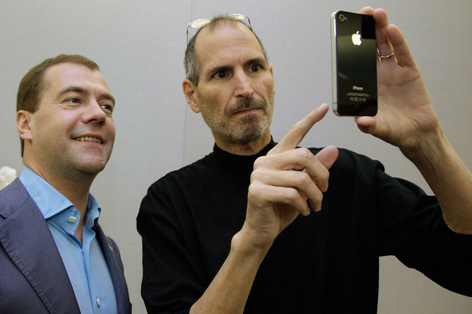 Дмитрий Медведев и глава Apple Стив Джобс с iPhone четвертого поколения — подарком российскому президенту, 2010 год