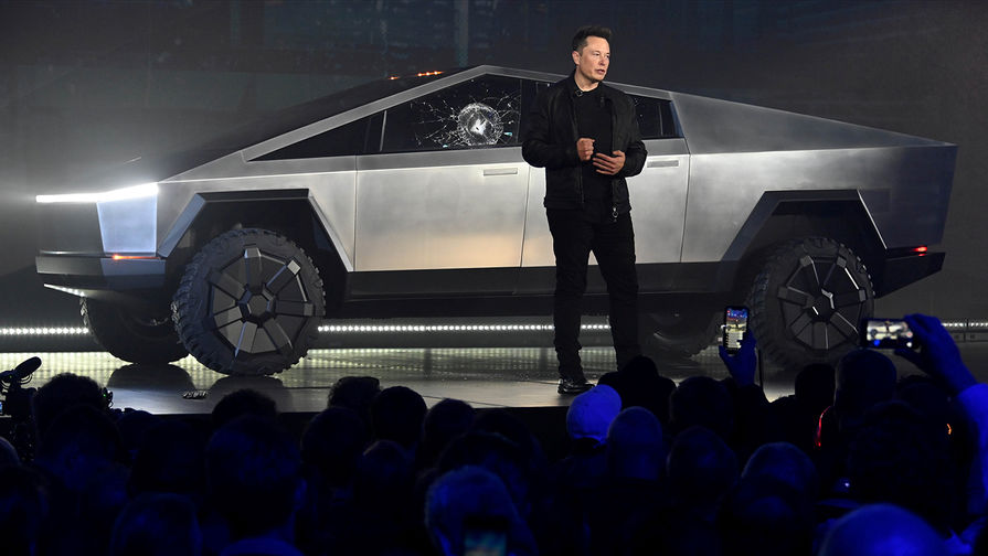 Глава Tesla Илон Маск во время презентации электрического пикапа Cybertruck в Хоторне, штат Калифорния, 22 ноября 2019 года