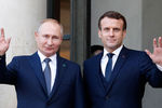 Президент России Владимир Путин и президент Франции Эммануэль Макрон у здания Елисейского дворца, 9 декабря 2019 года 