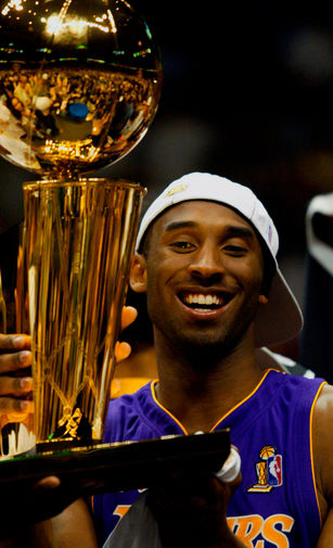 Коби Брайант с&nbsp;трофеем НБА в&nbsp;2002 году. К&nbsp;слову, таких триумфов у&nbsp;игрока было пять (2000, 2001, 2002, 2009, 2010)