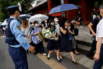 Люди выстраиваются в очередь для прощания с Синдзо Абэ возле храма Дзодзёдзи, 12 июля 2022 года