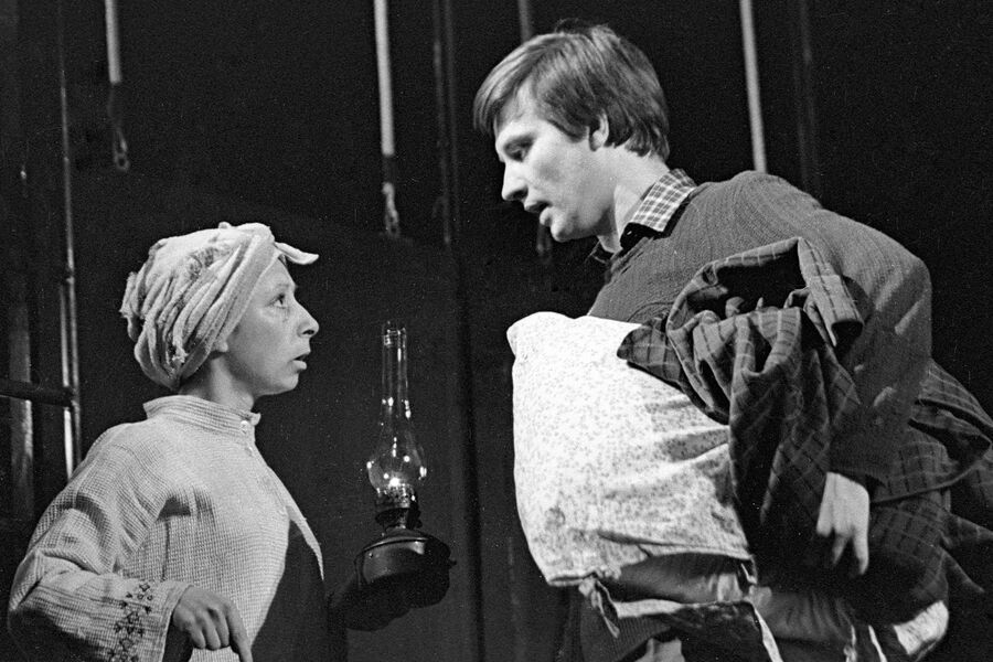 Лия Ахеджакова в&nbsp;спектакле &laquo;Любовь необъяснима&raquo; на&nbsp;сцене Московского театра юного зрителя, 1976&nbsp;год
