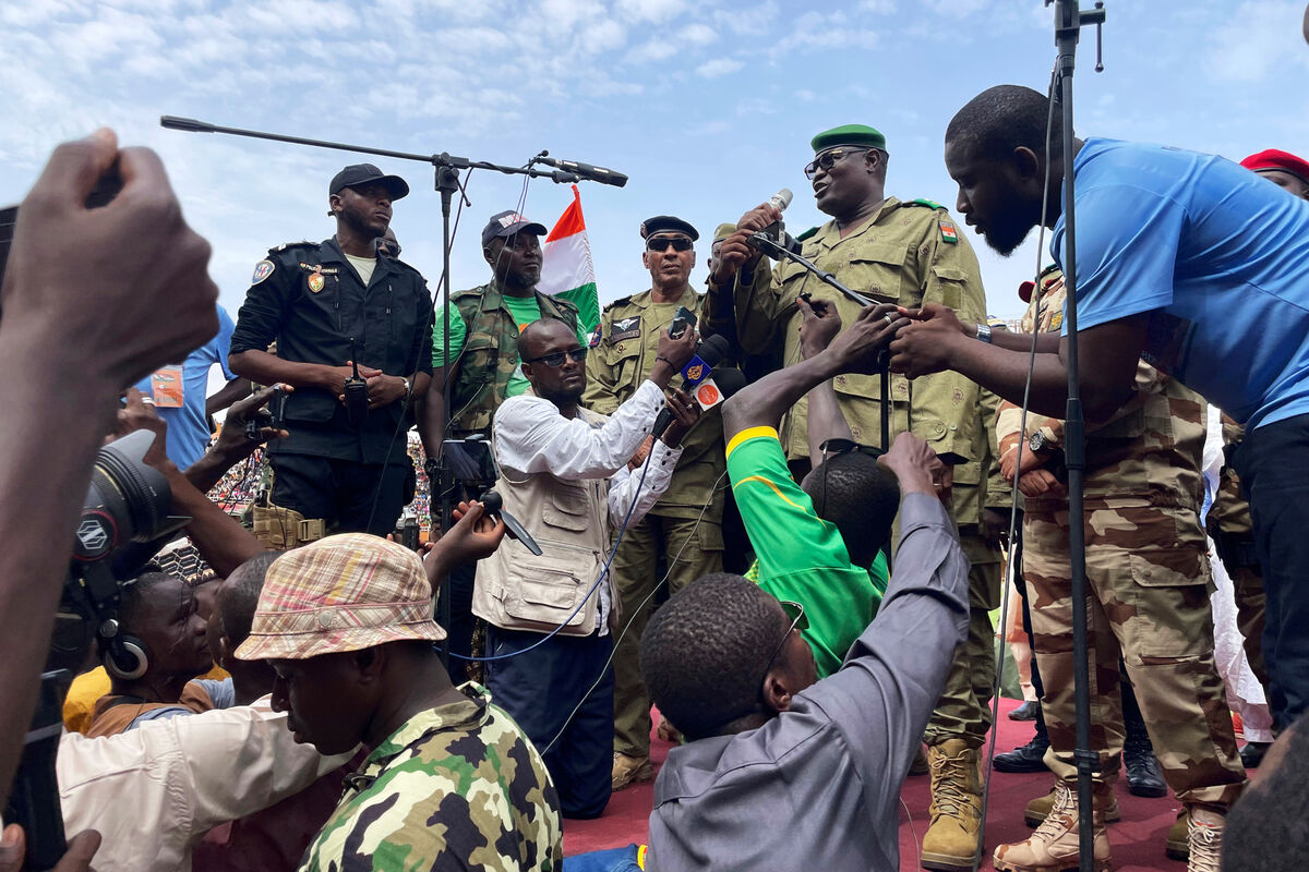 Мохамед Тумба, один из солдат, свергнувших президента Нигерии Мохамеда Базума, обращается к своим сторонникам в Ниамее, Нигер, 6 августа 2023 года