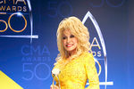 Долли Партон, американская кантри-певица и киноактриса, в одном из лучших нарядов церемонии CMA Awards по версии издания Independent.ie 
