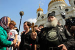 Православные активисты около храма Христа Спасителя, апрель 2012 года