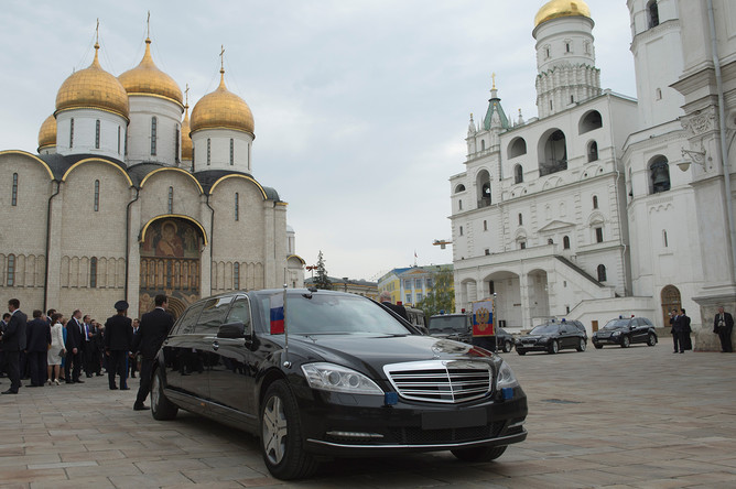 Автомобиль президента РФ Владимира Путина на Соборной площади Московского Кремля, 7 мая 2012 года