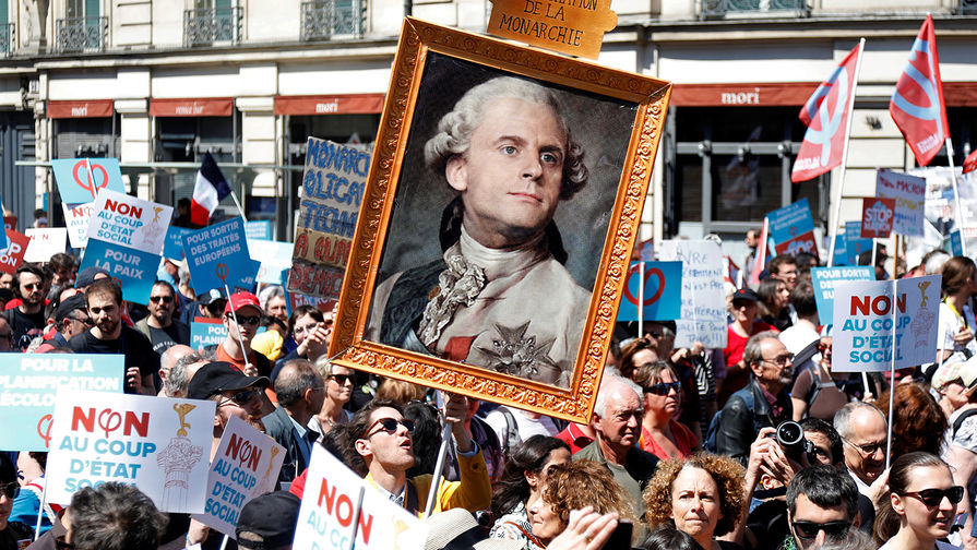 В центре Парижа местные жители протестуют против президента Франции Эммануэля Макрона, 5 мая 2018 года