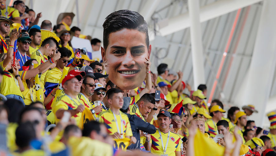 Болельщики держат изображение колумбийского футболиста Хамеса Родригеса во время матча группового этапа между сборными Колумбии и Японии на стадионе «Мордовия Арена» в Саранске, 19 июня 2018 года