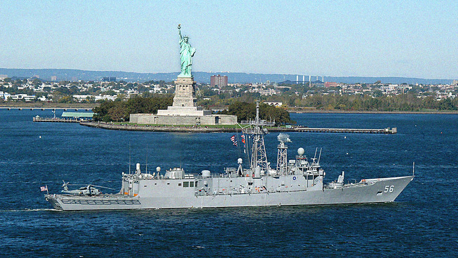 Фрегат типа «Оливер Хазард Перри» USS Simpson около Статуи Свободы в Нью-Йорке, 2004 год