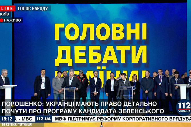 На стадионе «Олимпийский» в Киеве во время дебатов между действующим президентом Украины Петром Порошенко и его соперником в президентской гонке Владимиром Зеленским, 19 апреля 2019 года