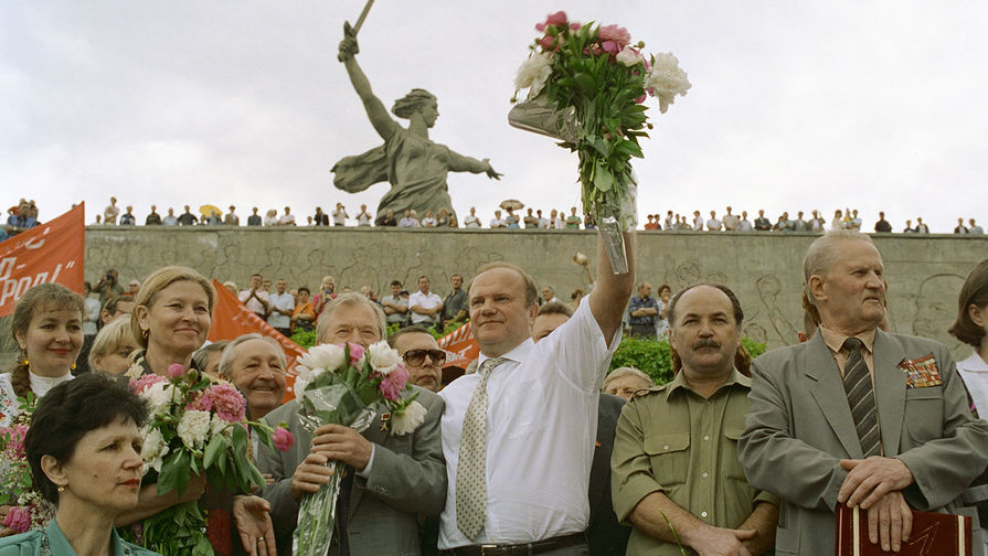 Лидер КПРФ Геннадий Зюганов во время встречи с&nbsp;жителями Волгограда на&nbsp;Мамаевом кургане, 1996 год 
