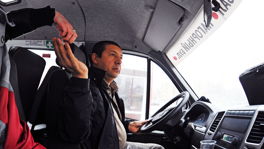 Водители маршрутки и троллейбуса подрались на дороге в Новосибирске