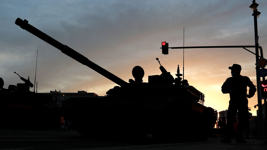 Военнослужащий около&nbsp;танка Т-90М во время репетиции парада, посвященного 75-й годовщине Победы в&nbsp;Великой Отечественной войне, 17 июня 2020 года