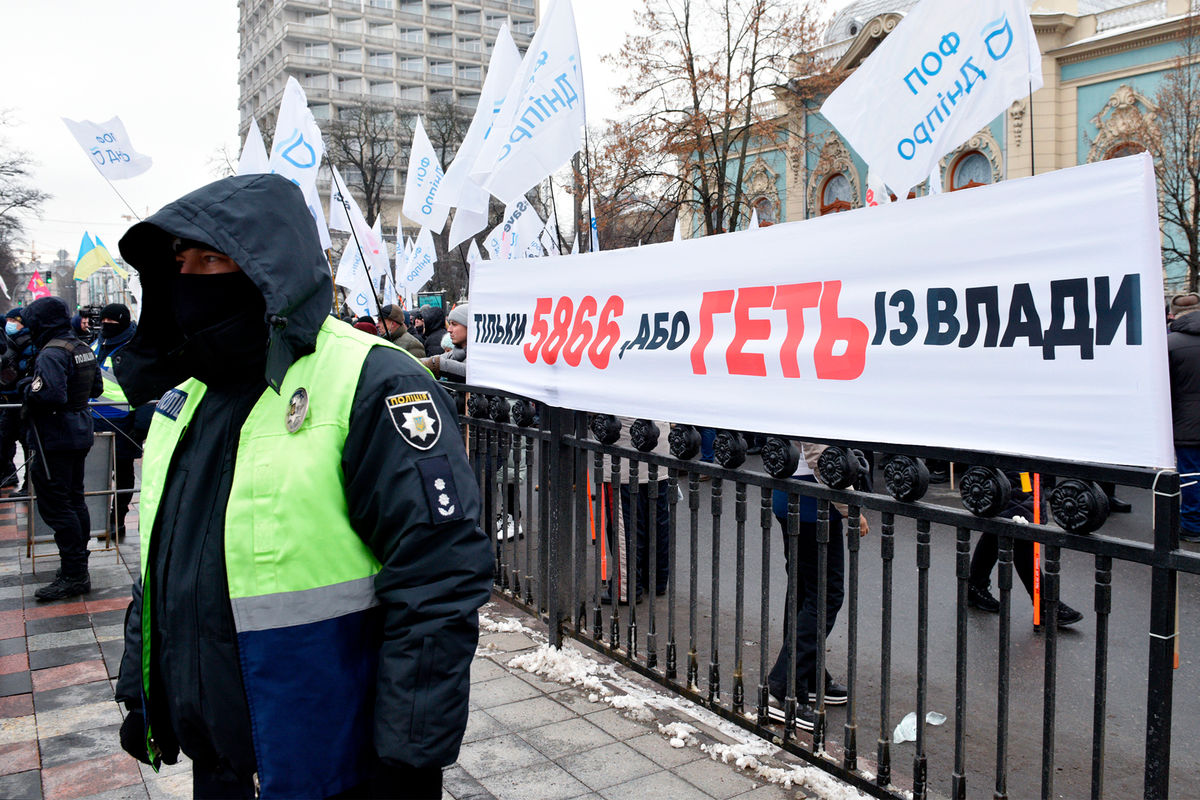 В Киеве митингующие штурмуют Верховную раду - Газета.Ru