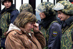 Мать заложника и сотрудники МВД России около Театрального центра на Дубровке в Москве, 25 октября 2002 года