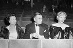 Вивьен Ли, Лоренс Оливье и Мэрилин Монро в партере Театра комедии на лондонской премьере пьесы Артура Миллера «Вид с моста», 1956 год