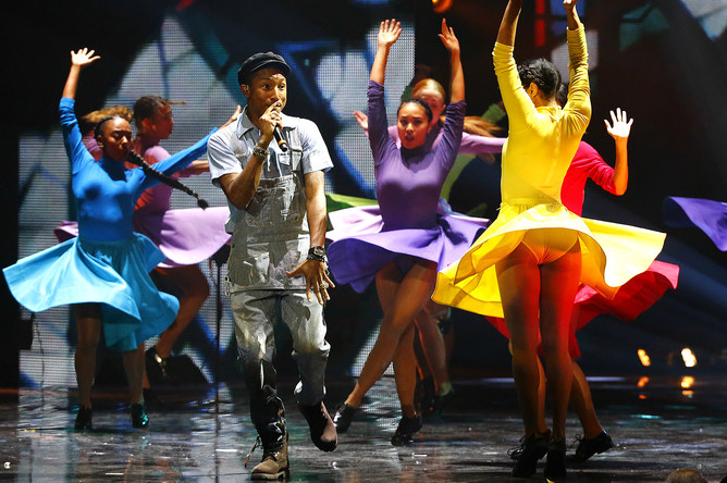 Выступление Фаррелла Уильямса на церемонии вручения музыкальных премий MTV EMA-2015