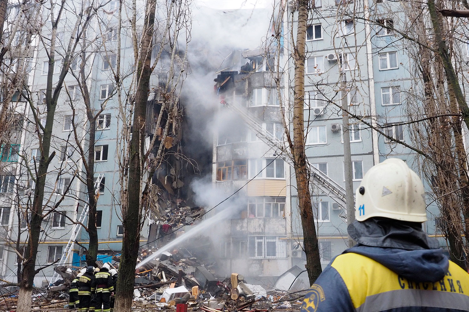 Тушение пожара на месте взрыва бытового газа в жилом многоквартирном доме по улице Космонавтов