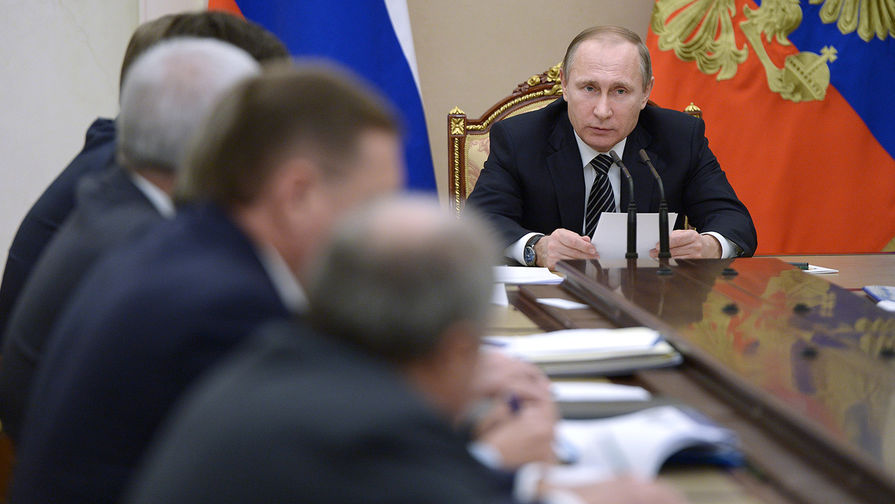 Президент России Владимир Путин проводит заседание с российскими нефтяниками в Кремле