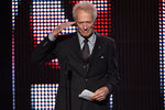 Клинт Иствуд вручает награду «Герой» на Guys Choice Awards 2016