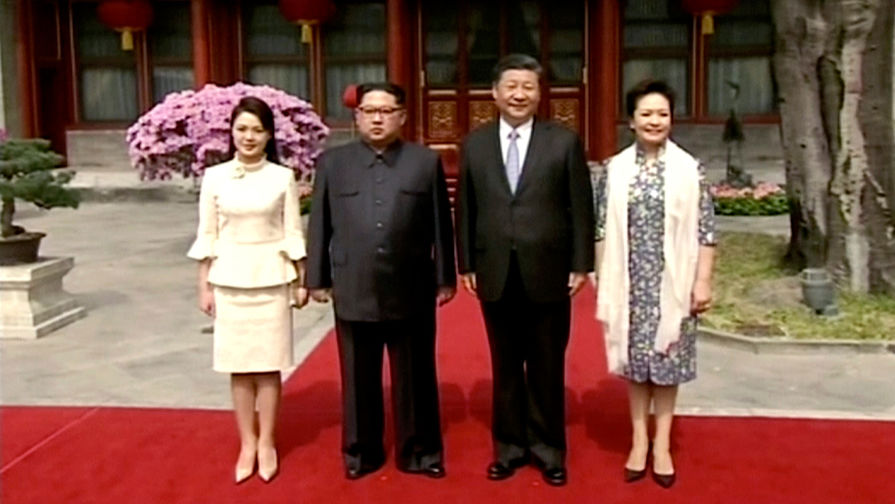 Лидер КНДР Ким Чен Ын с&nbsp;супругой и председатель Китая Си Цзиньпин с&nbsp;женой во время встречи в&nbsp;Пекине, 28 марта 2018 года (кадр из&nbsp;видео)