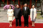 Лидер КНДР Ким Чен Ын с супругой и председатель Китая Си Цзиньпин с женой во время встречи в Пекине, 28 марта 2018 года (кадр из видео)