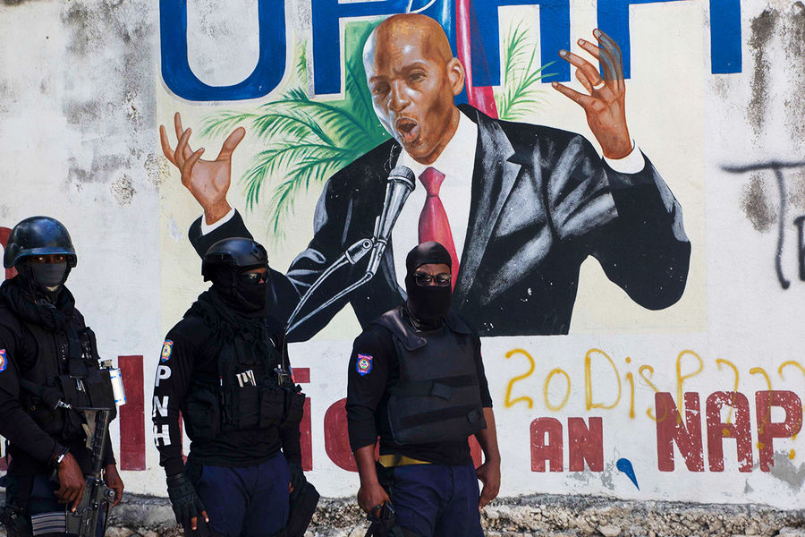 Полиция возле резиденции президента Гаити Жовенеля Моиза, где он был убит боевиками 7 июля 2021 года