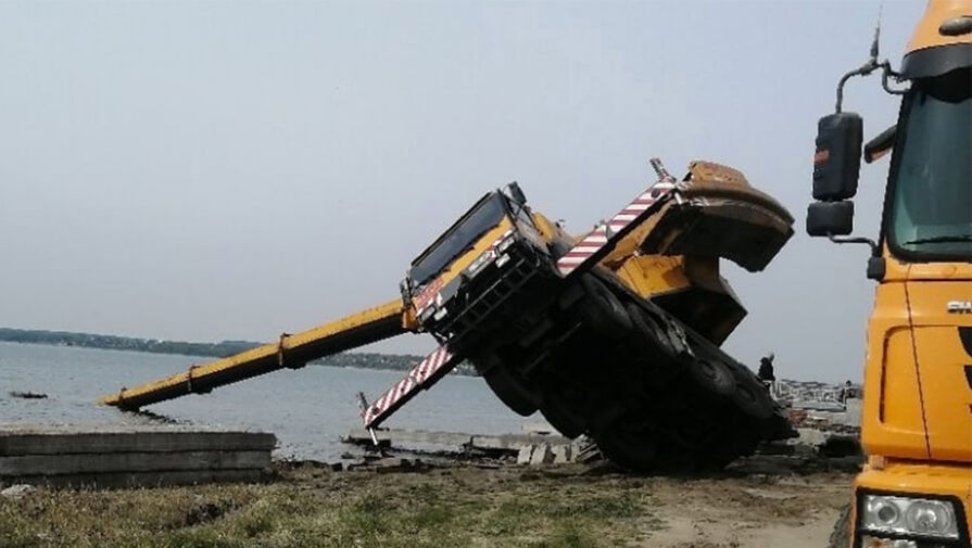 В Челябинске автокран упал в озеро Смолино