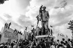<b>Сувра Канти Дас. «Полотно власти»</b>
<br><br>
Бангладеш, Дакка. Люди осквернили статую бывшего президента Бангладеш шейха Муджибура Рахмана, отца премьер-министра шейха Хасины, ушедшего в отставку после недель беспорядков.
