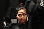 Подозреваемая в убийстве Ким Чон Нама гражданка Индонезии Сити Айсиа с полицейским сопровождением во время следственных действий в аэропорту Куала-Лумпура, 24 октября 2017 года
