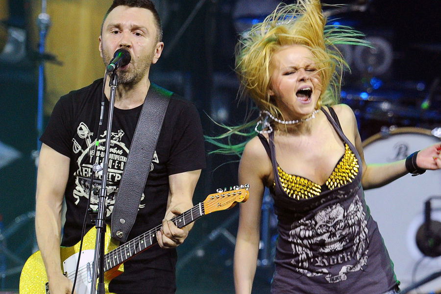 Солист группы «Ленинград» Сергей Шнуров и певица Алиса Вокс во время выступления, 2013 год