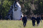 Пилоты на месте падения военно-транспортного самолета Ил-76 в Рязанской области, 24 июня 2022 года