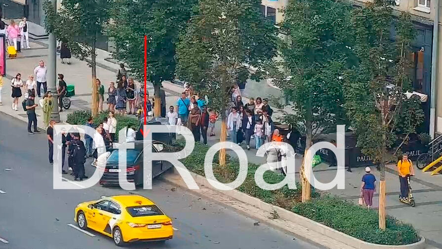 В Москве в результате столкновения автомобиль вылетел на тротуар Арбата