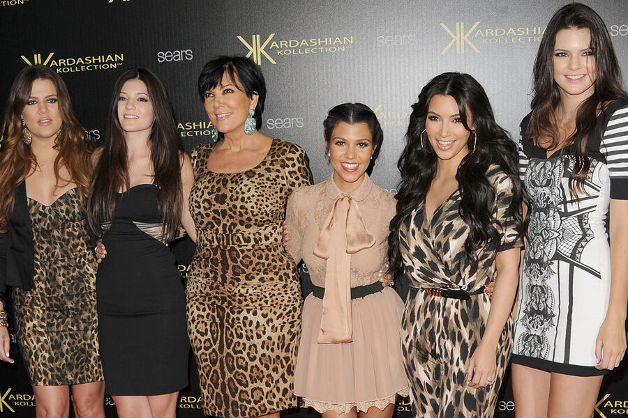Слева направо: Хлоя Кардашьян, Кайли Дженнер, Крис Дженнер, Кортни Кардашьян, Ким Кардашьян и Кендалл Дженнер, 2011&nbsp;год