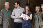 Хиллари и Билл Клинтон в июне стали бабушкой и дедушкой. На фото их дочь Челси с новорожденным сыном и супругом Марком Мезвински