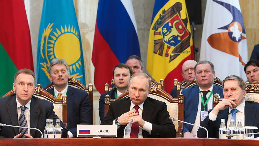 Президент Владимир Путин и российская делегация на заседании Высшего Евразийского экономического совета в Бишкеке, 14 апреля 2017 года