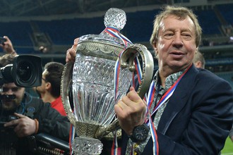 Тренер «Локомотива» Юрий Семин с кубком России