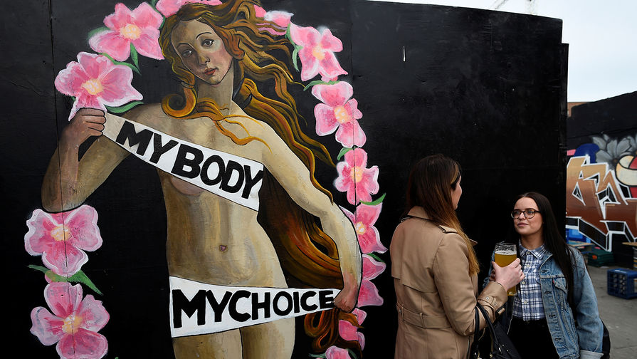 Граффити «Мое тело — мой выбор» в Дублине перед референдумом по вопросу легализации абортов в Ирландии, май 2018 года