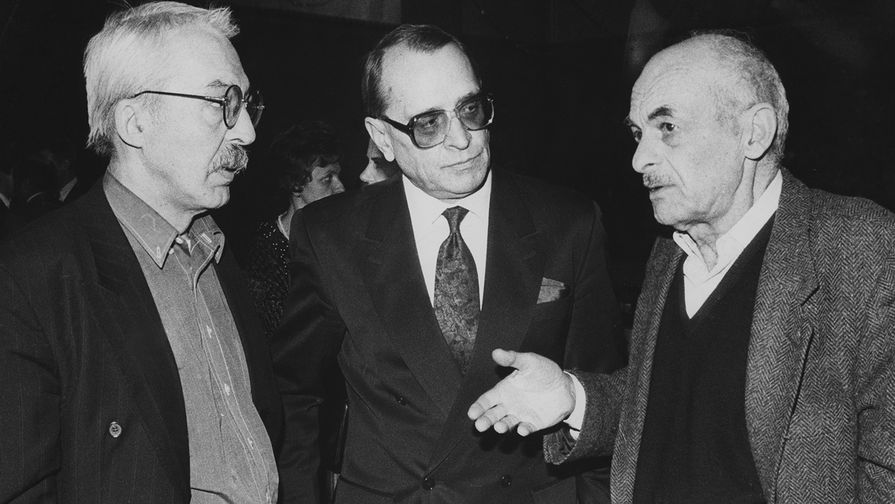 Писатель Андрей Битов, журналист Игорь Голембиовский и бард Булат Окуджава (слева направо), 1993 год