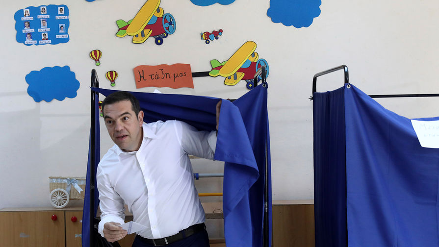 Премьер-министр Греции Алексис Ципрас во время голосования
