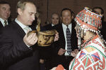 Премьер-министр России Владимир Путин пьет традиционный чувашский напиток во время своего визита в Чебоксары, 1 сентября 1999 года
