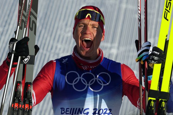 Александр Большунов стал олимпийским чемпионов в лыжном скиатлоне