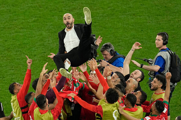 Футболисты сборной Марокко вместе с&nbsp;тренером празднуют победу над&nbsp;сборной Испании на&nbsp;Чемпионате мира-2022 в&nbsp;Катаре