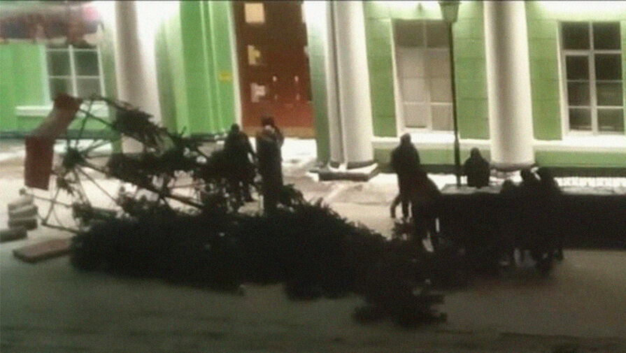 Новогодняя елка чуть не убила двоих человек возле ж/д вокзала в Мурманске