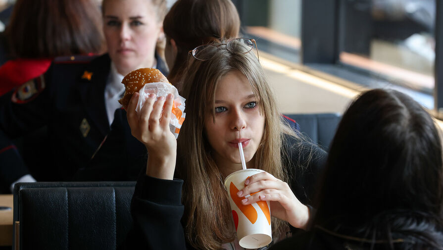 Бургеры во "Вкусно — и точка" подорожали. Какими стали цены в других фастфудах