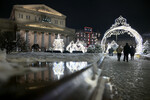 Новогодняя инсталляция на площади перед зданием Государственного академического Большого театра в Москве