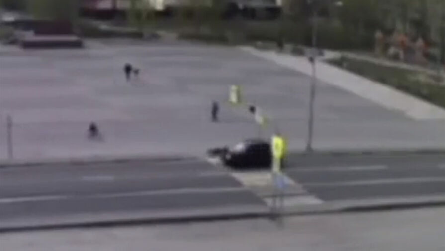 Пенсионерка отлетела от удара авто, и это попало на камеру